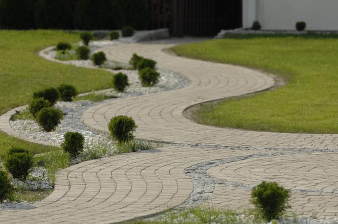 Kostka brukowa w ogrodzie