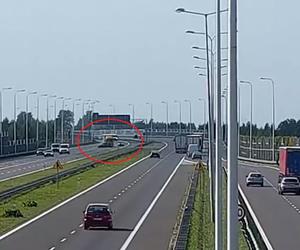 Auto zatrzymało się na środku drogi ekspresowej w okolicach Lublina. Po chwili wjechała w nie ciężarówka [WIDEO]