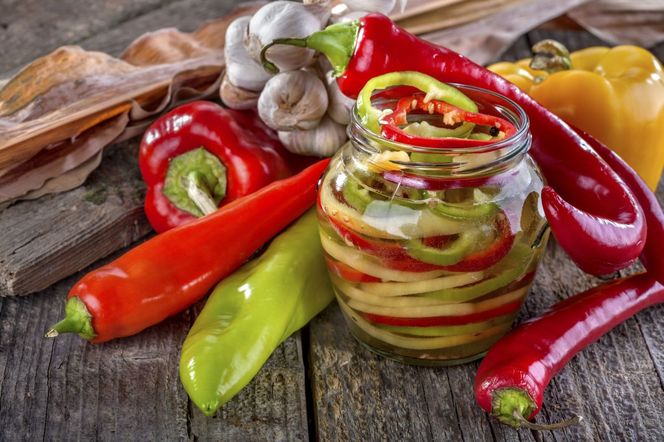 Przetwory na zimę: kiszona papryka z czosnkiem