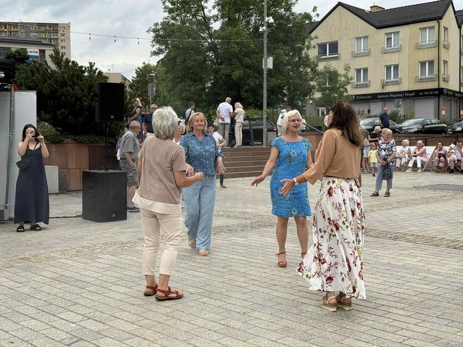 Starachowickie potańcówki na Rynku. Międzypokoleniowa zabawa pełna radości! Zobacz niezapomniane zdjęcia