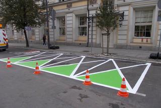 Zielone koperty w wielu miejscach Wrocławia. To będą miejsca parkingowe tylko dla wybranych. Kierowcy wkurzeni [AUDIO]