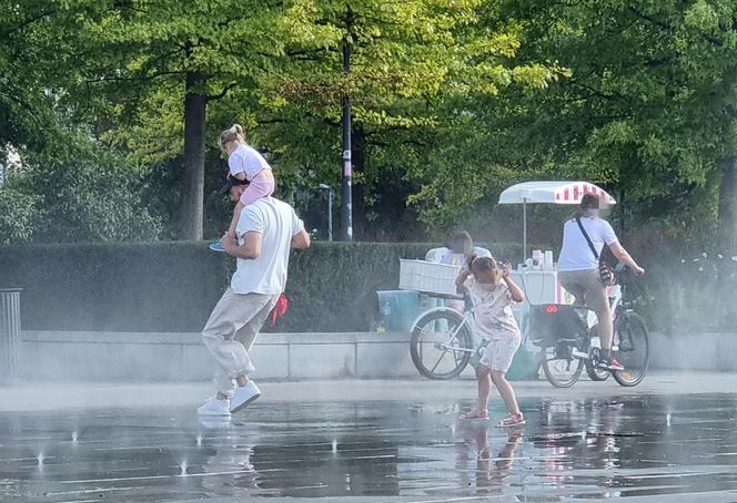 Maciej Pela z córeczkami nad Wisłą