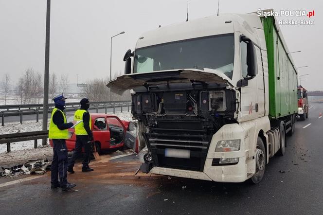 Szok! Wjechał pod prąd na drogę ekspresową, auto w czołówce zmasakrował TIR