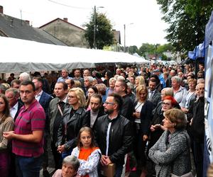 Rynek w Ćmielowie z dużymi filiżankami. Było huczne otwarcie