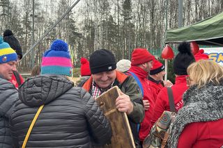 WOŚP 2025 w Olsztynie. Morsy w szczytnym celu wykąpali się w lodowatym jeziorze Ukiel [ZDJĘCIA]