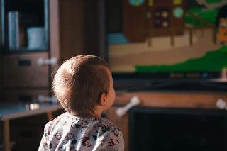 Trzy sprawdzone triki, które pomogą dzieciom oglądać telewizję bez przebodźcowania!