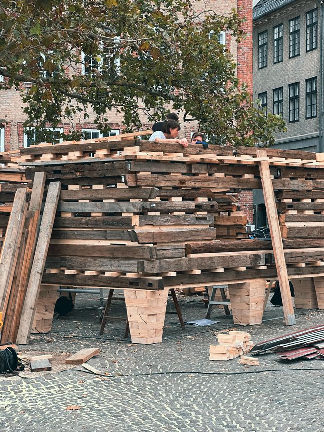 Montaż pawilonu w przestrzeni Kopenhagi