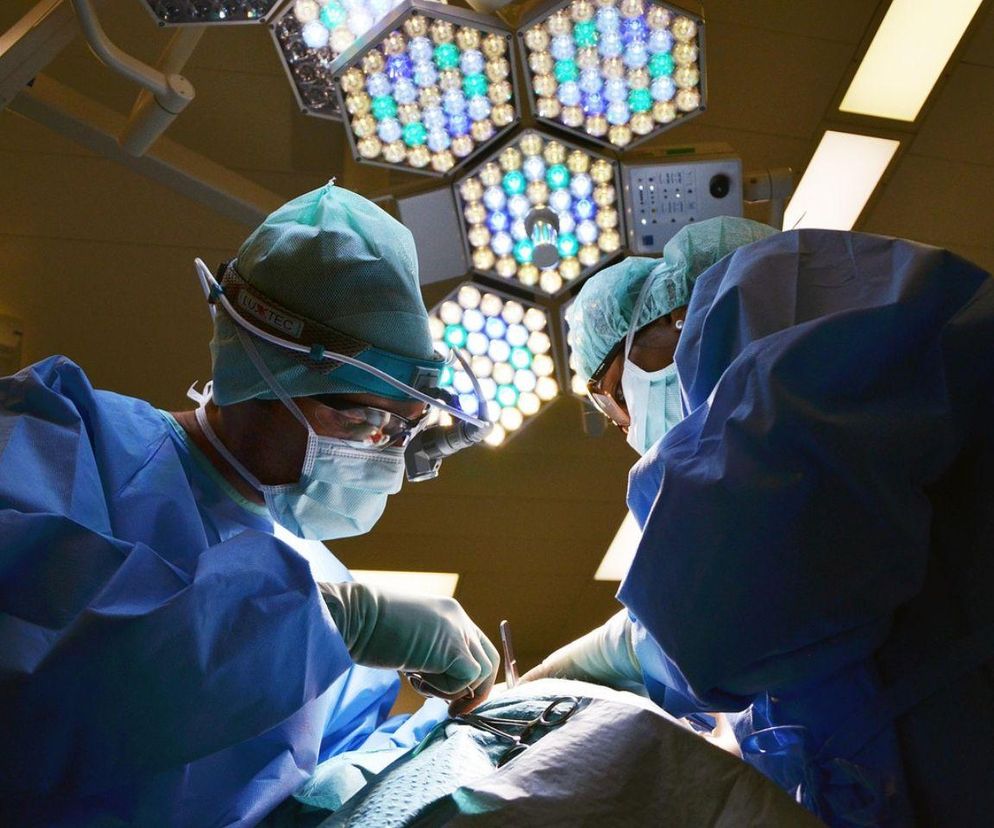 Neurochirurdzy ze szpitala im. Kopernika w Łodzi testują innowacyjne implanty kręgosłupa. Nie zakłócają badań obrazowych