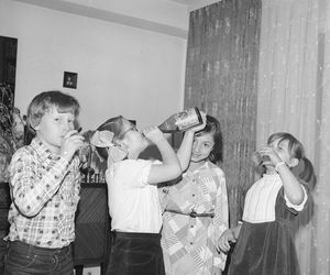 QUIZ PRL: Wódka walutą, bimbrownictwo oporem. Fenomen kultury picia w PRL-u
