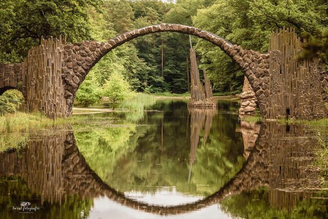 Przepiękne miejsce z odznaczeniem UNESCO blisko granicy polsko-niemieckiej. Zobaczcie jak wygląda Park w Mużakowie