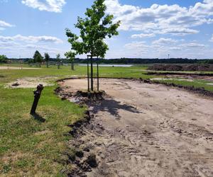 ZOBACZ ZDJĘCIA z postępów budowy toru pumptrack nad zalewem Muchawka