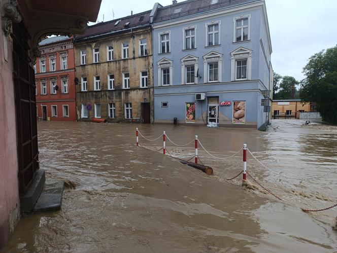 Zagrożenie powodziowe. Głuchołazy. Woda przelała się przez wały. Zalewa miasto