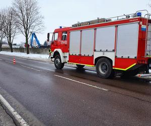 Huknął oplem w przepust wodny i ogrodzenie posesji. Pasażer nie żyje, kierowca w szpitalu