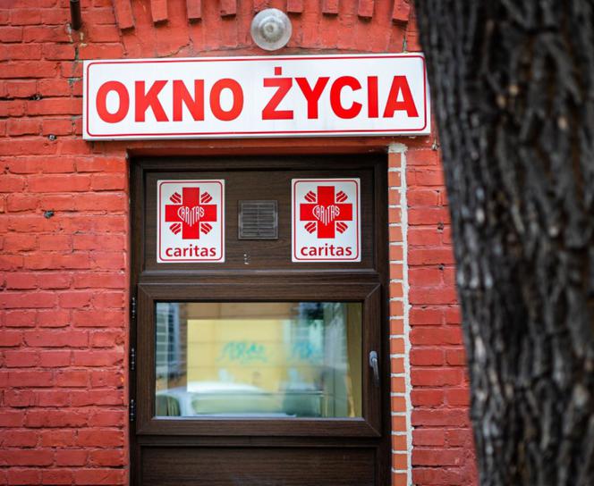 Kielce: Alarm w oknie życia! Ktoś zostawił kilkutygodniowego chłopca