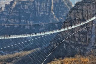 Najdłuższy szklany most na świecie! Odważyłbyś się po nim przejść? 