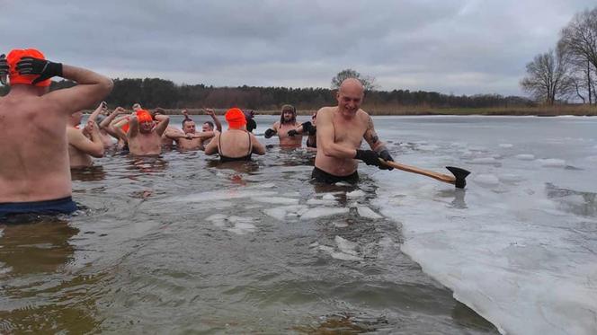 „Krasnostawskie Karpie” znów wskoczyły do zimnej wody! Zobacz, jak morsowali dla WOŚP