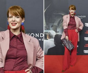 Ten czerwony total look zmiecie wszystkie trendy na jesień 2025. Dodaje kobiecości i elegancji. Stylowa kobieta dojrzała musi mieć to w szafie
