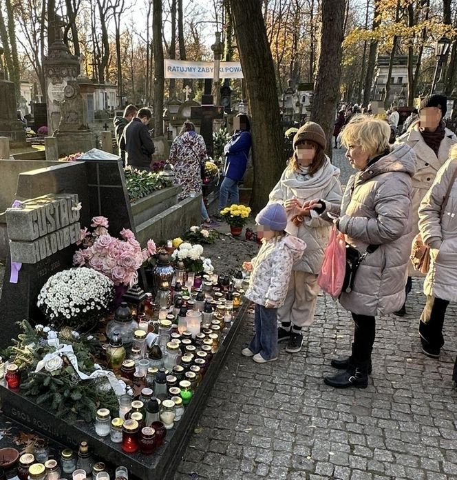 Magdalena Zawadzka na grobie Gustawa Holoubka