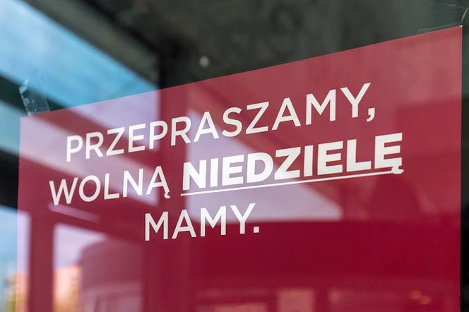 22.07 czy jest niedziela handlowa? Które sklepy są otwarte? 