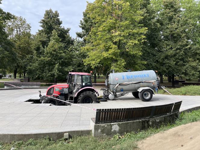 Traktor z beczkowozem uszkodził fontannę w parku Szymańskiego 