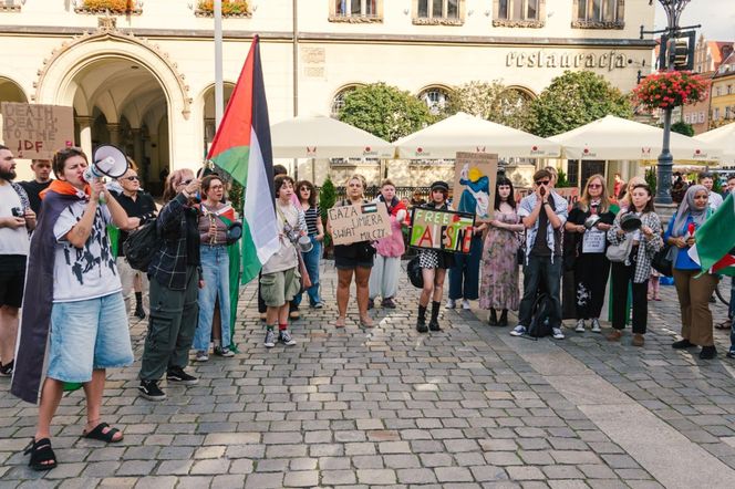 Głośny protest na Rynku we Wrocławiu przeciwko działaniom Izraela.„To nasz moralny obowiązek”