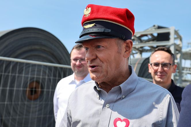Donald Tusk w Męcinie. Premier odwiedził budowę największego tunelu kolejowego w Polsce
