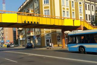 Tir zahaczył o kładkę nad drogą!