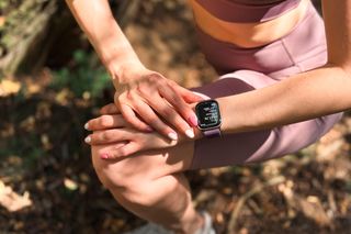 Przez kilka miesięcy ćwiczyłam z zegarkiem Apple Watch Series 10. To prawdziwy trener osobisty i koordynator zdrowia w jednym urządzeniu