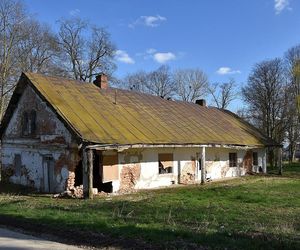 Jasionów - w tej wsi na Podkarpaciu znajduje się zabytkowy dwutraktowy dwór. Mieszkał tu znany urzędnik austriacki