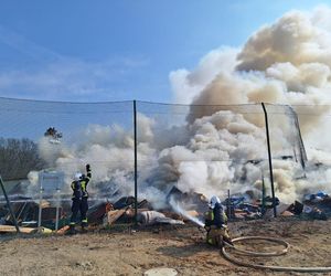 Gigantyczny pożar składowiska odpadów. RCB rozesłało alert. Zamknij okna!