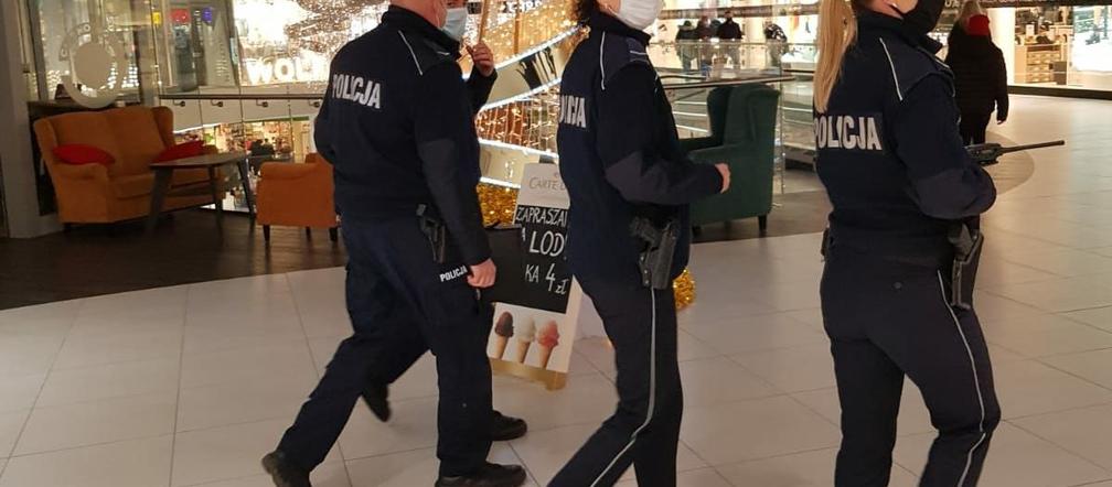 Policjanci kontrolują noszenie maseczek