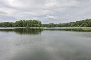 To jezioro pod Olsztynem przyciąga tajemniczą aurą. Trzeba zachować tam absolutną ciszę