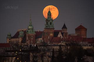 Fenomenalny wschód księżyca nad Wawelem