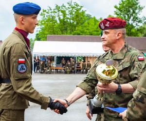 Uczniowie ZS nr 2 podczas Przeglądu Musztry Klas Mundurowych w Gromniku