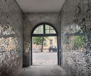 Bydgoszczanka w stolicy stworzyła palmę, a w Bydgoszczy magiczną lustrzaną bramę. Jak po latach wygląda ta instalacja? 
