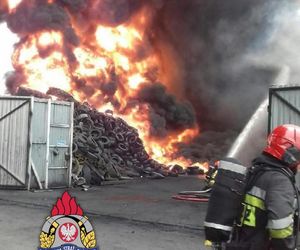 Pożar składowiska opon w Toruniu. Dym widoczny z daleka