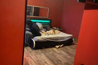 Policjanci z Torunia zatrzymali recydywistę. Ukrył się w... garderobie!