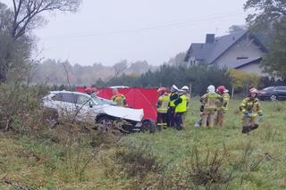 Śmiertelny wypadek pod Zgierzem! 34-latka leżała poza pojazdem 