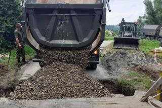 Żołnierze WOT pracują przy szkodach wyrządzonych powodzią