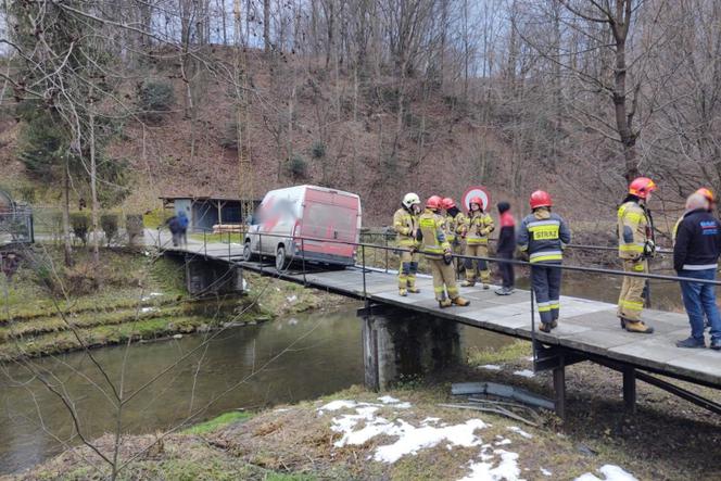 Kamionka Wielka: Most zapadł się pod samochodem kuriera! [ZDJĘCIA]