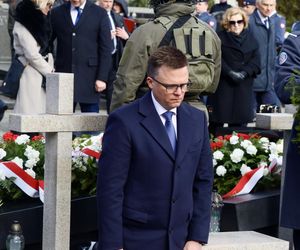 Joanna Racewicz ociera łzy przy grobie męża, pocieszyła ją Barbara Nowacka