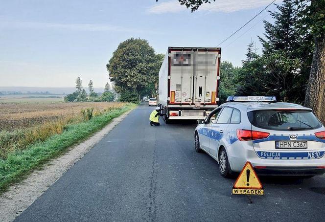 Przerażający wypadek w okolicach Głuszynka na Pomorzu. Ciężarówka najechała na 21-latka