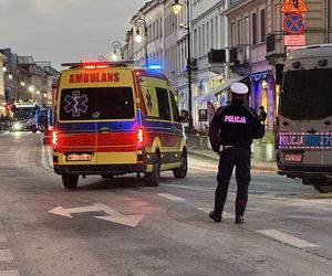 Podczas kontroli na Nowym Świecie mężczyzna wręczył policjantom przedmiot przypominający granat