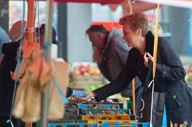 Hanna Zdanowska robi zakupy na bazarku