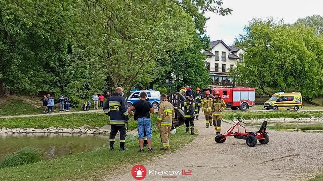 O krok od tragedii pod Krakowem. Dzieci wjechały gokartem do stawu