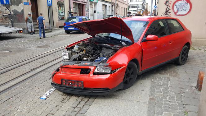 Kolizja z tramwajem w centrum Grudziądza. Ruch wstrzymany [ZDJĘCIA]