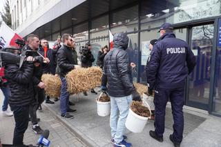 Protest rolników w Białymstoku. Rolnicy rozsypali bele słomy przed biurami PO i PiS