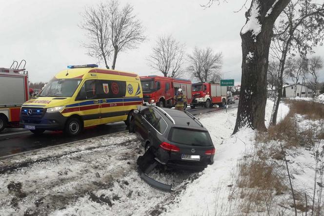 Potworny wypadek w Rozprzy! Auto 19-latki owinęło się wokół drzewa