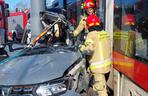 Wypadek w Gdańsku. Samochód wjechał w tramwaj. Kierowca był zakleszczony w aucie