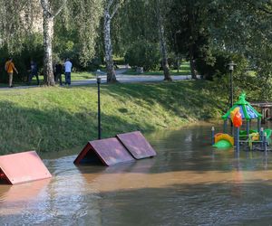 Rzeka Bóbr wdarła się na ulice Żagania